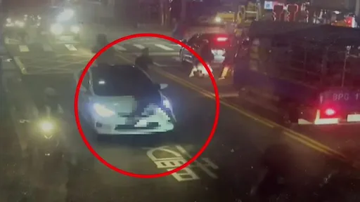 恐怖情人不願分手 竟撲上引擎蓋攔阻!女驚呆往前開了50公尺