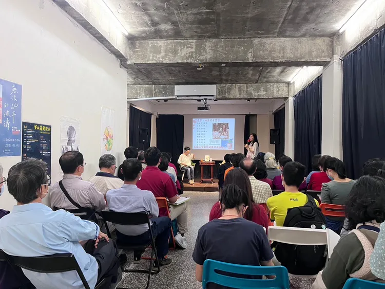 高雄獨立書店讀冊漫遊，鼓勵書店辦理實體選書選物主題導讀，推廣作家作品、深化閱讀風氣。文化局提供