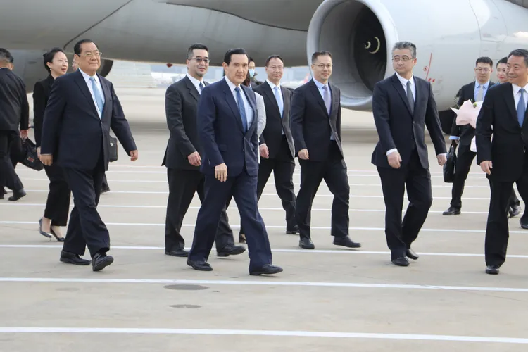 馬英九昨天飛抵上海，僅有副部級官員接待。馬英九辦公室提供