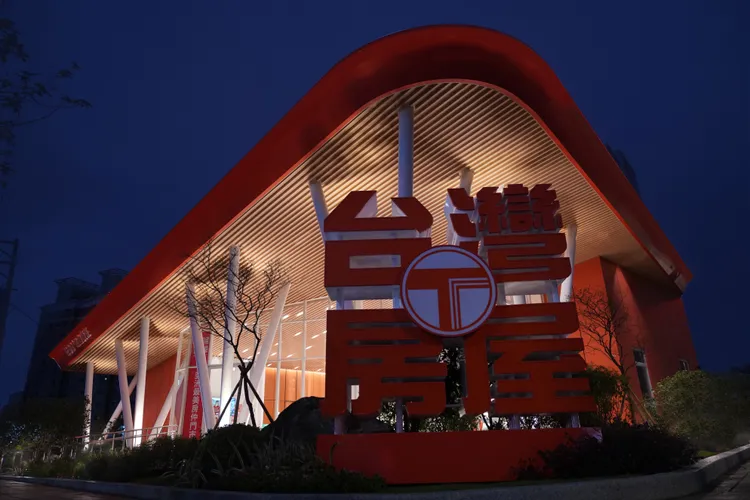 響應「Earth Hour地球一小時」，台灣房屋門市3/25晚上8點半將關招牌燈一小時。業者提供