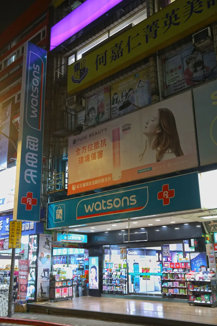 屈臣氏響應「Earth Hour 關燈一小時」活動，於3／25當晚8：30-9：30關閉10家指標性門市店外招牌燈。業者提供