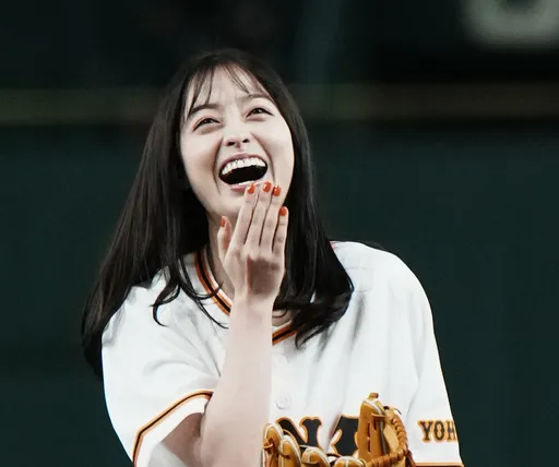 美少女橋本環奈為日職開球 巨人監督這動作惹火網友!怒吼「放開那女孩」