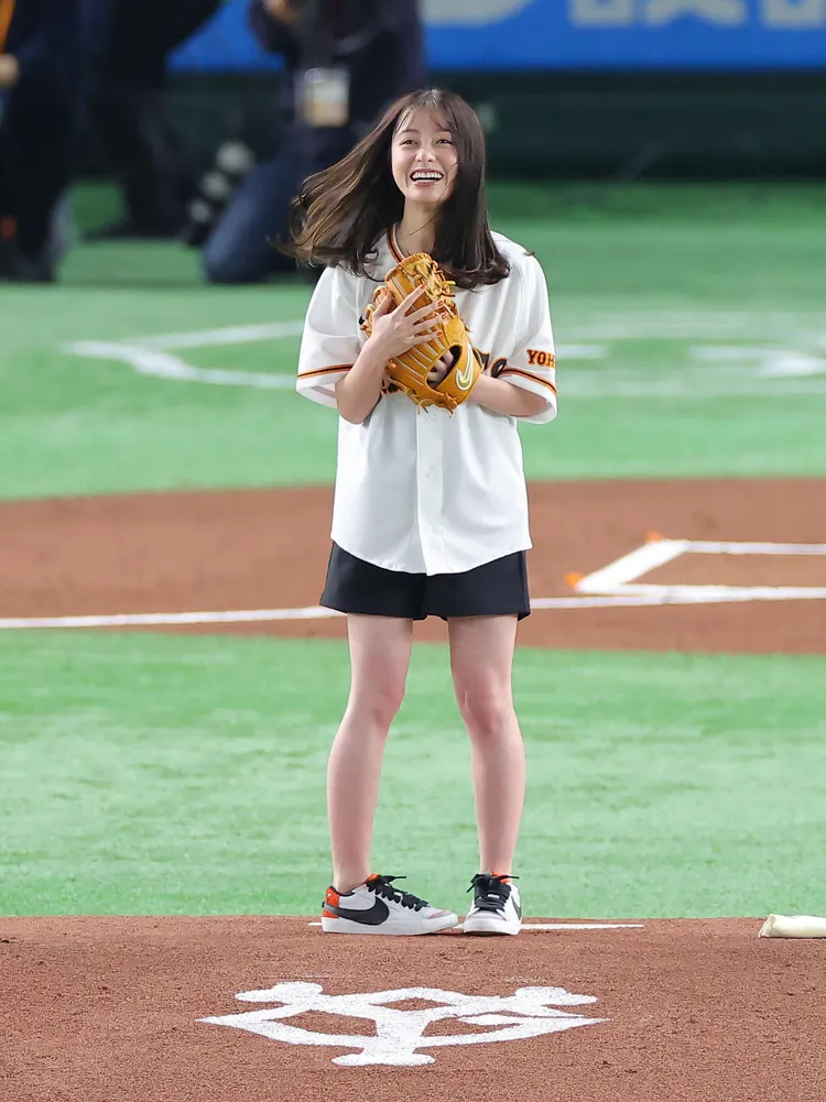 橋本環奈為巨人開球。  翻攝巨人情報@サンスポ推特 