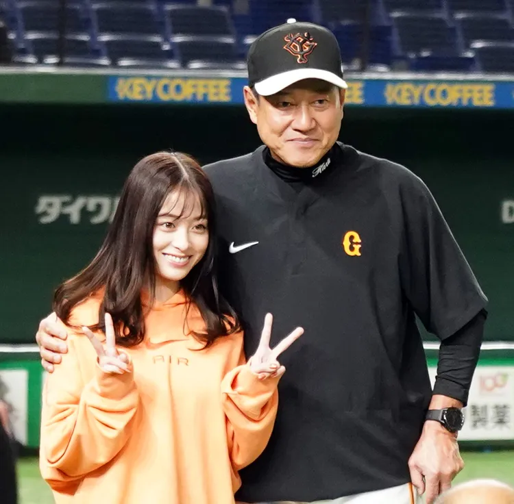 原辰德緊摟橋本引眾怒。   翻攝巨人情報@サンスポ推特 