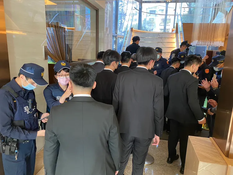 警力荷槍實彈進行現場蒐證攔檢、盤查。翻攝畫面