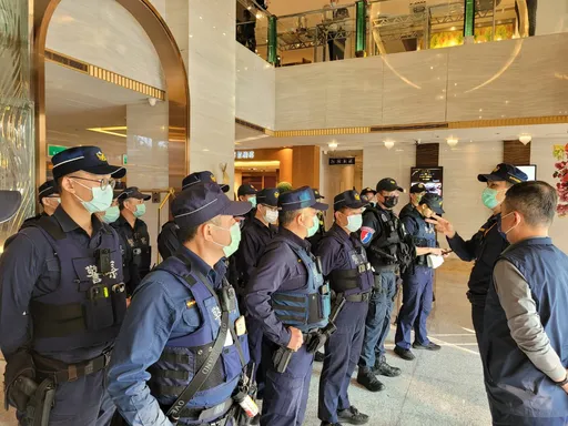 天道盟太陽聯盟今晚春酒 北市警荷槍實彈!現場蒐證攔檢盤查