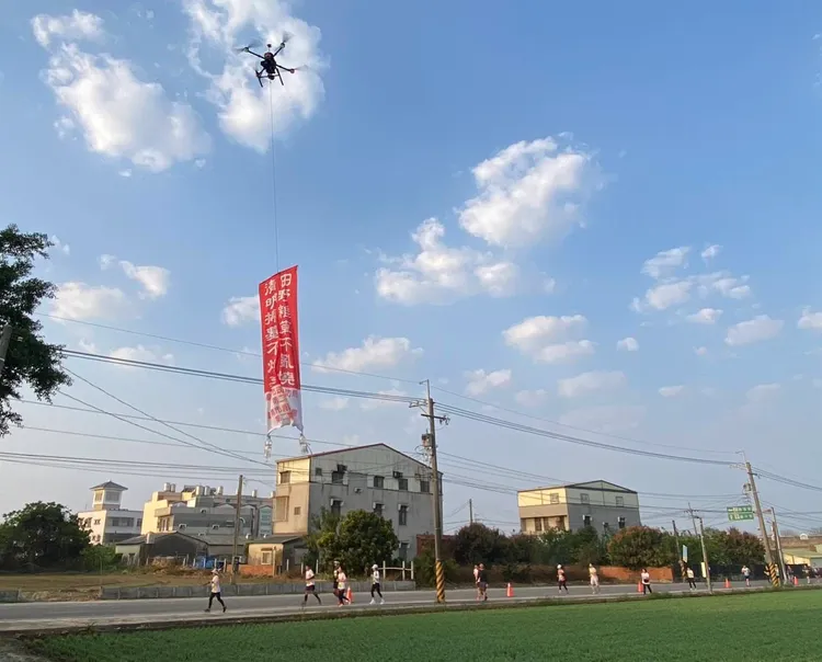 消防局第二大隊利用無人機拉布條進行防火宣導。警消提供