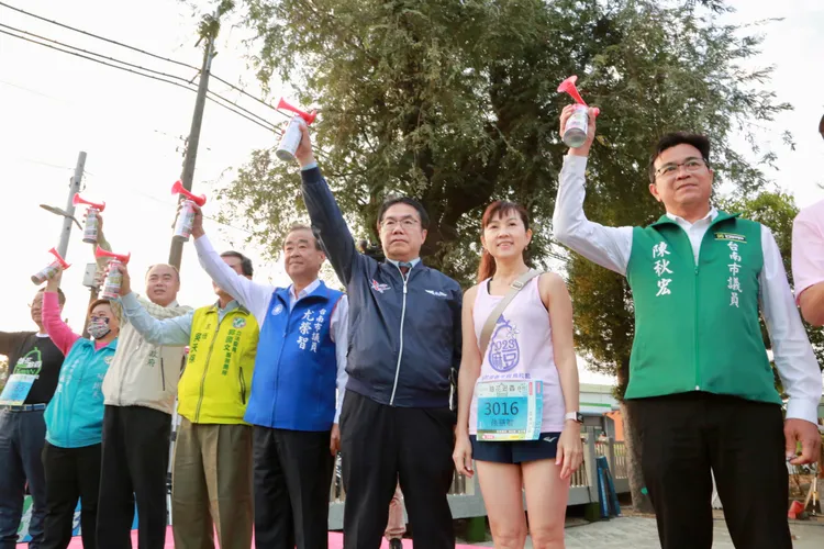 南市長黃偉哲與議員們一起鳴笛引領起跑。市府提供