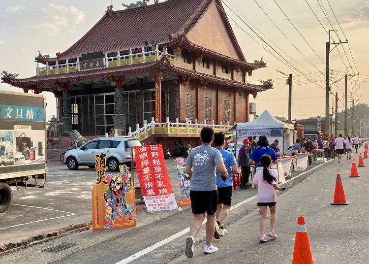 消防局擺攤提醒民眾注意用火用電安全。警消提供