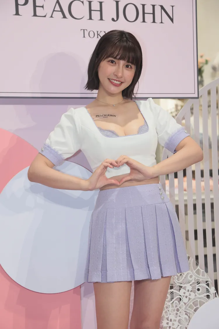 峮峮擠出深邃事業線。彭欣偉攝