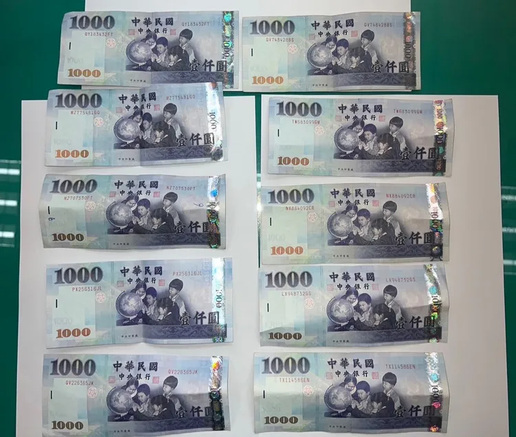 沈女交出偷來的1萬元贓款。讀者提供