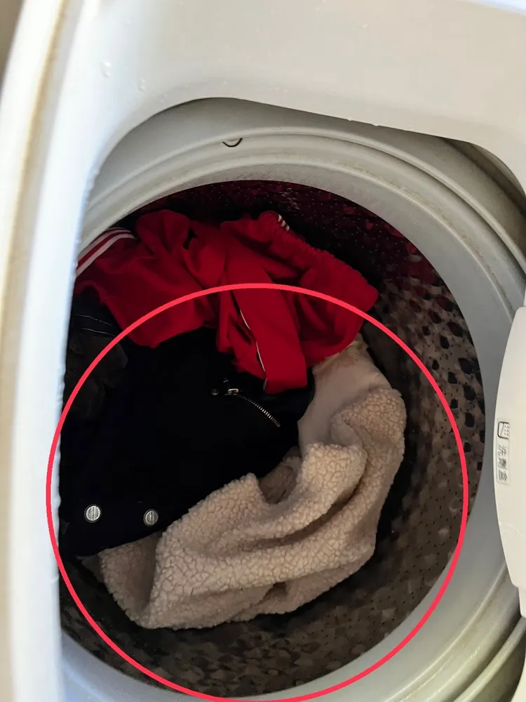 警方到沈女家中打開洗衣機，發現沈女犯案時所穿的衣物。讀者提供