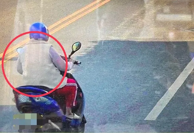 沈女偷走1萬元的背後身影，當時她身白色背心、紫色上衣。讀者提供