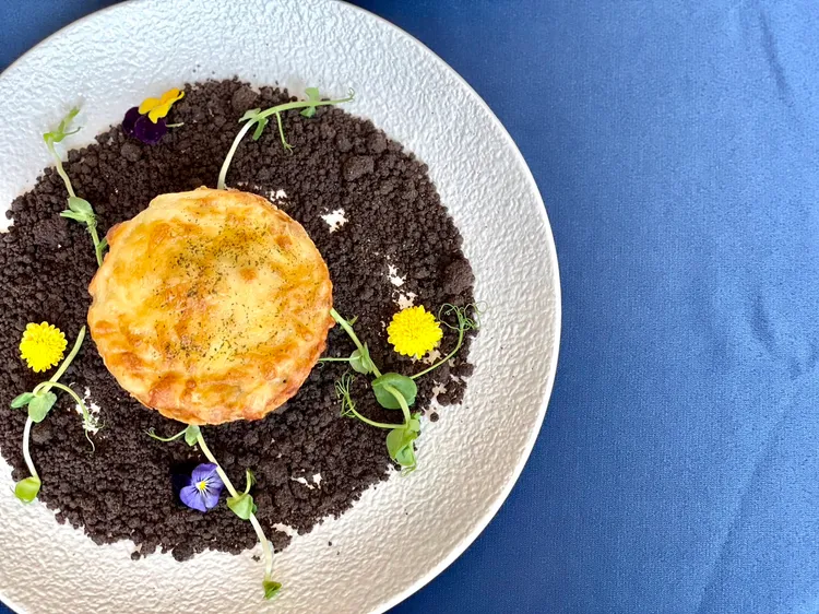 「山海原鄉金樽盞」芋頭切絲酥炸成碗狀，中間填入鬼頭刀、干貝、蝦仁後鋪上滿滿香濃乳酪絲烤至焦香四溢。曾仲葳攝