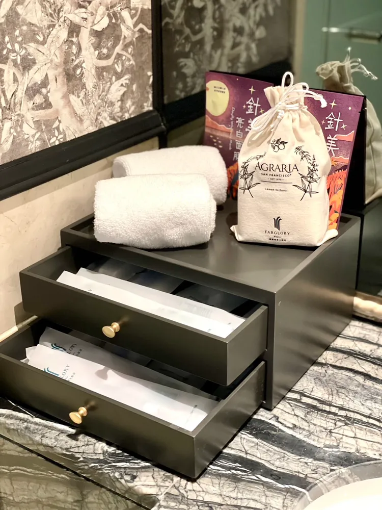 備品選用精品香氛品牌AGRARIA檸檬馬鞭草系列，並以限定專屬環保袋盛裝。曾仲葳攝