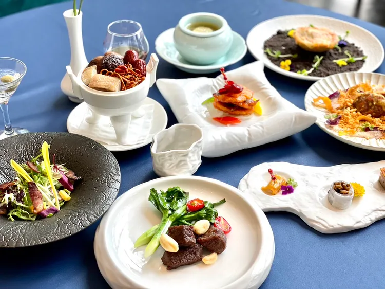 主廚集結粵、滬菜系，提供燒味、當令海鮮、炒飯麵、炒菜與湯品等各式佳餚。曾仲葳攝