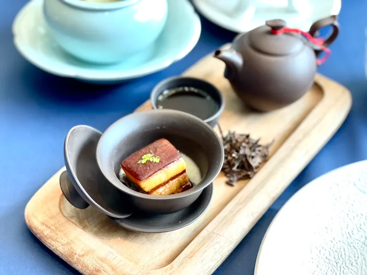 「蜜香茶控琥珀豚」以特殊香料與醬汁滷製的五花肉，油脂鬆軟甘美，將蜜香紅茶倒入至7~8分滿，醬汁與淡雅茶香結合，適時中和油膩並帶有回甘香氣。曾仲葳攝