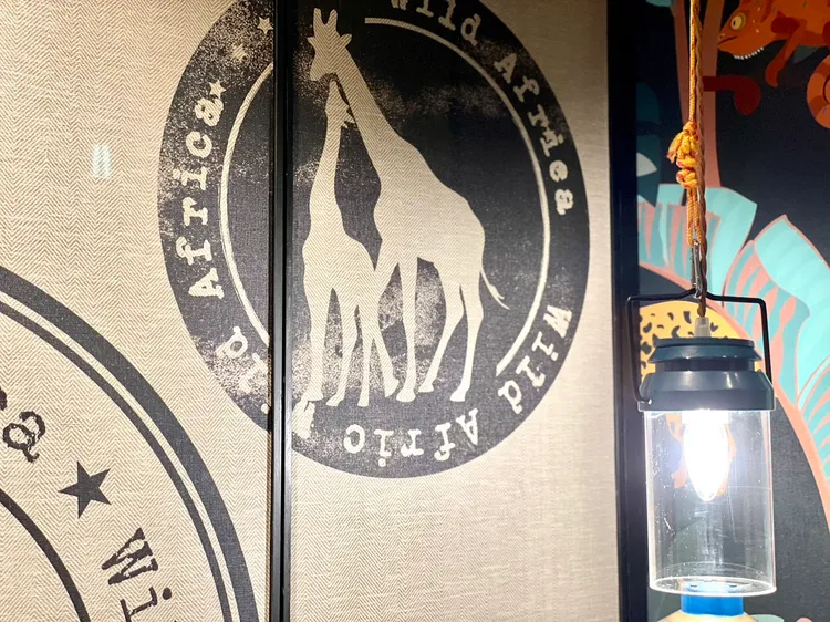 探索客房內隨處可見露營元素。曾仲葳攝