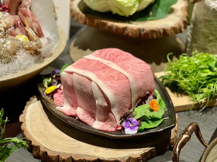 2280元+10%的和牛海陸套餐提供日本A5和牛。曾仲葳攝