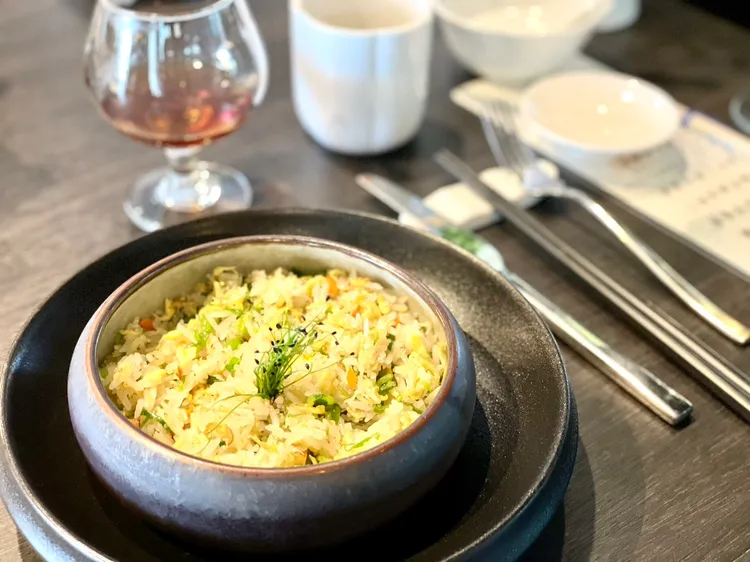 「星蔥玉珠爆香苗」泰國香米煮熟用大火快炒，加入飛魚卵、三星蔥及高湯炒乾，乾鬆的米飯中可吃到逼逼波波的魚卵口感與鮮味。曾仲葳攝