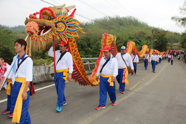 羅漢門迎佛祖遶境隊伍蜿蜒竹林野地，為各庄驅邪避煞。觀光局提供