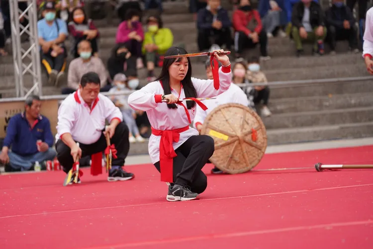 茅埔宋江陣成員包含許多年輕女性。觀光局提供