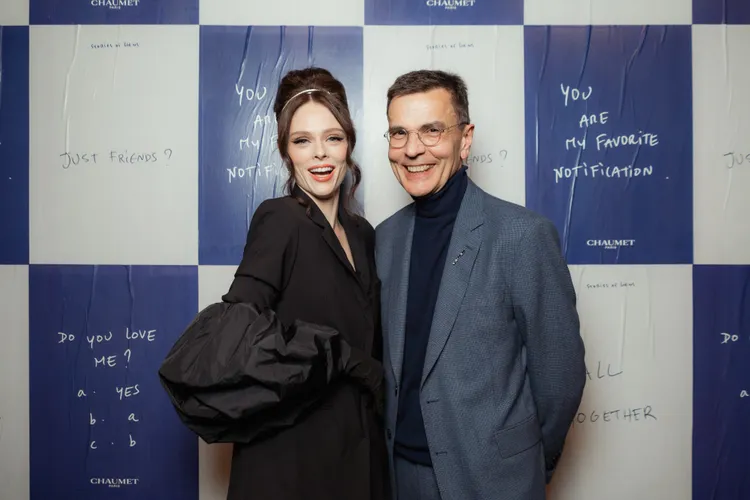 Coco Rocha（左）佩戴CHAUMET最新推出的Liens Inséparables系列高級珠寶，與品牌CEO Jean-Marc Mansvelt 合影。品牌提供