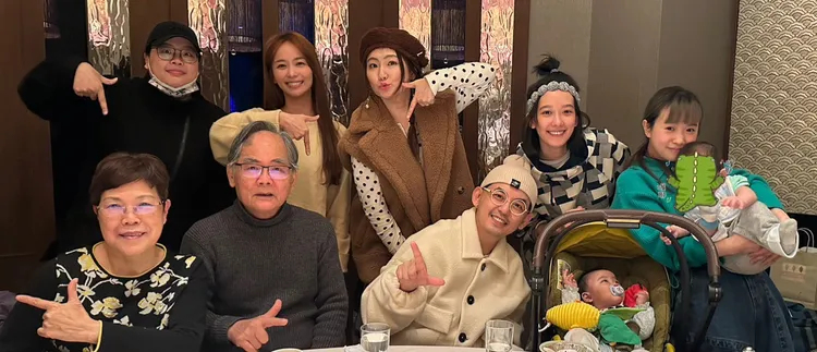 Selina（後排左三起）去年和黃子佼、孟耿如、嚴正嵐聚餐，對媽媽經有興趣。翻攝黃子佼臉書