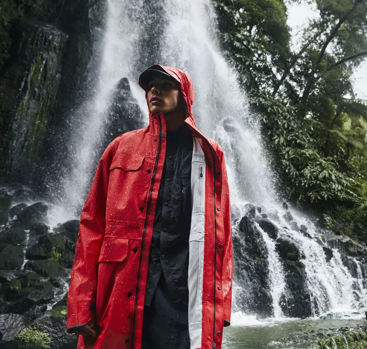 史普洛茲與CANADA GOOSE攜手打造的形象大片，選擇葡萄牙亞速爾群島為背景，並體現了旗下春季新裝融入機能及永續理念的特質。品牌提供