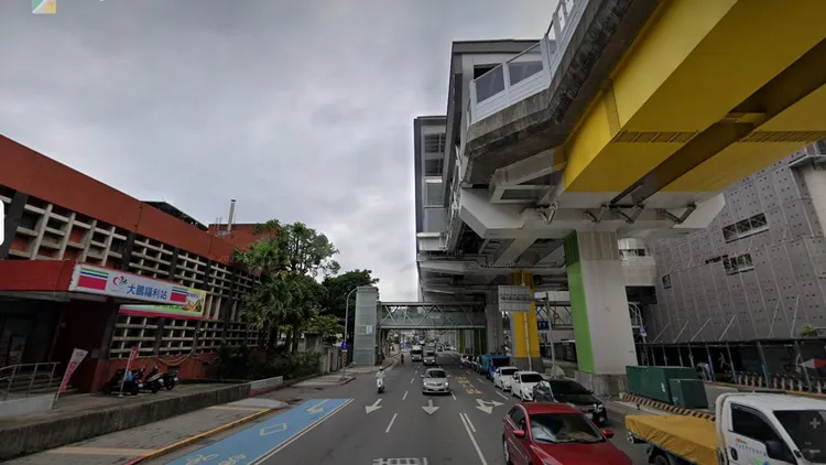男子自憲兵隊對面的捷運站墜下。翻攝自GOOGLE地圖