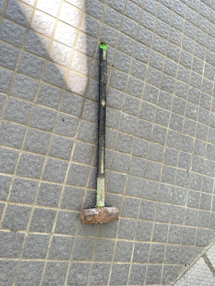 鄭姓男子手持工地用榔頭逞凶。讀者提供