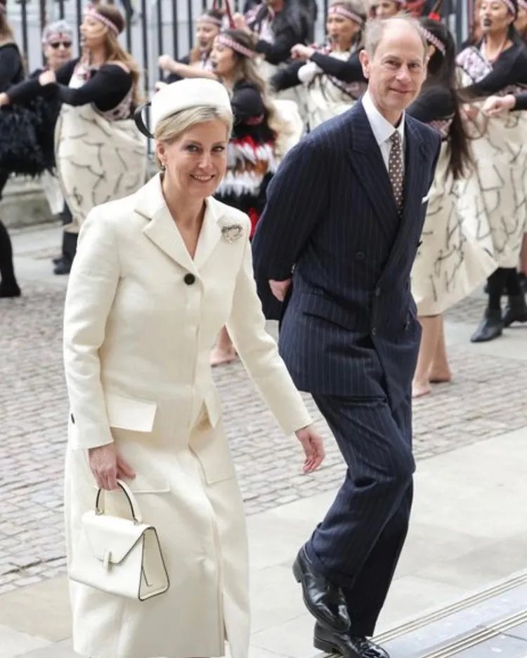英國愛丁堡公爵夫人蘇菲（左）先前在出席英聯邦日禮拜時，為全套象牙白色大衣式洋裝，搭配了義大利精品Valextra熱銷的Iside手提包。翻攝royalfamily_windsor IG