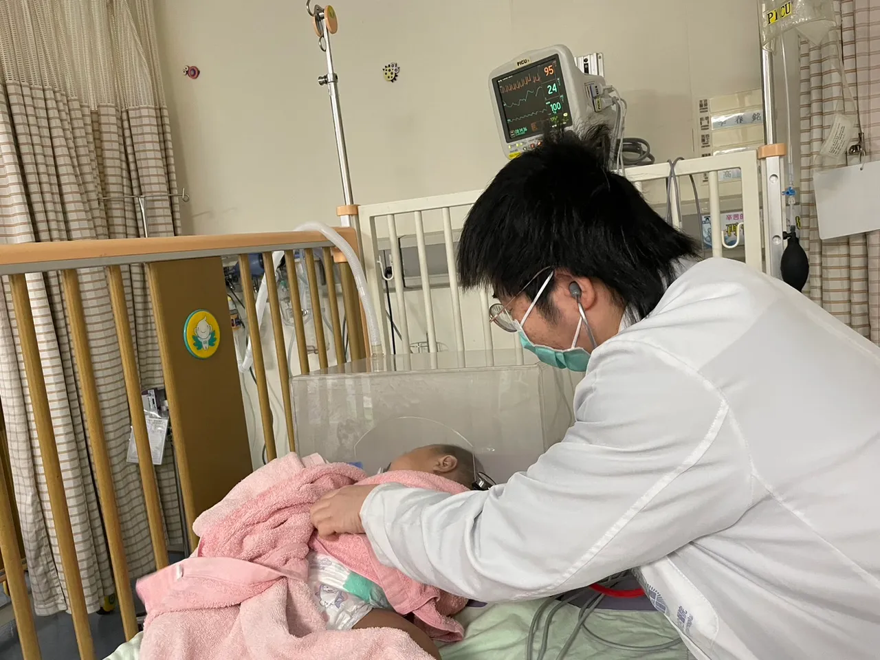 高佳慧醫師幫男嬰進行檢查。院方提供