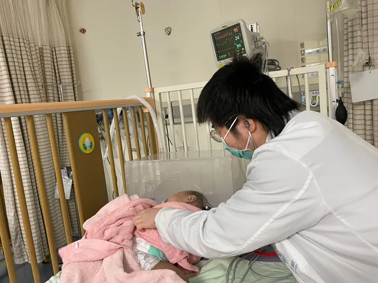 高佳慧醫師幫男嬰進行檢查。院方提供
