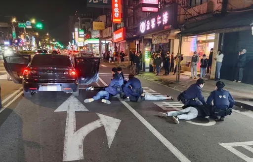 把妹惹禍!外送員遭當街亂棒毆打押走 警救人時他這些東西纏身