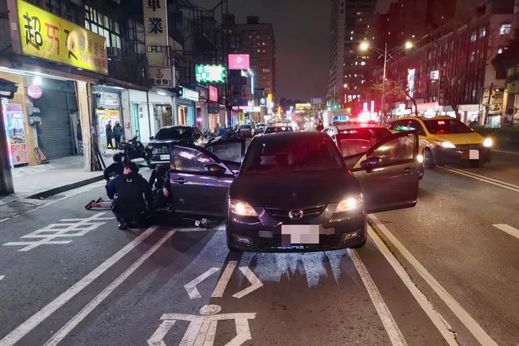 警方趁歹徒停紅燈時進行圍捕。翻攝畫面