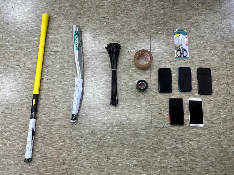 警方起獲棍棒、束帶等物品。翻攝畫面