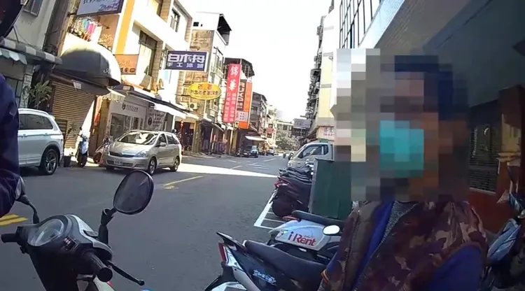 警方欲對楊姓男子進行酒測，但他堅拒，寧可直接吞下18萬元罰單。讀者提供