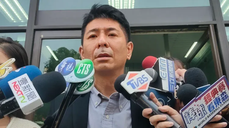 荒山亮做完筆錄後現身說明。黃子騰攝