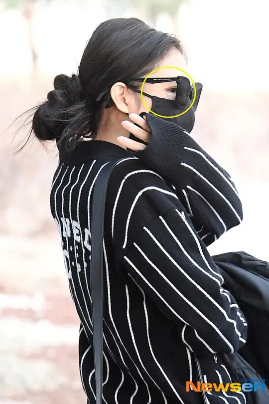 Jennie前天從馬來西亞回到韓國,被捕捉到墨鏡下的OK繃。翻攝Newsen