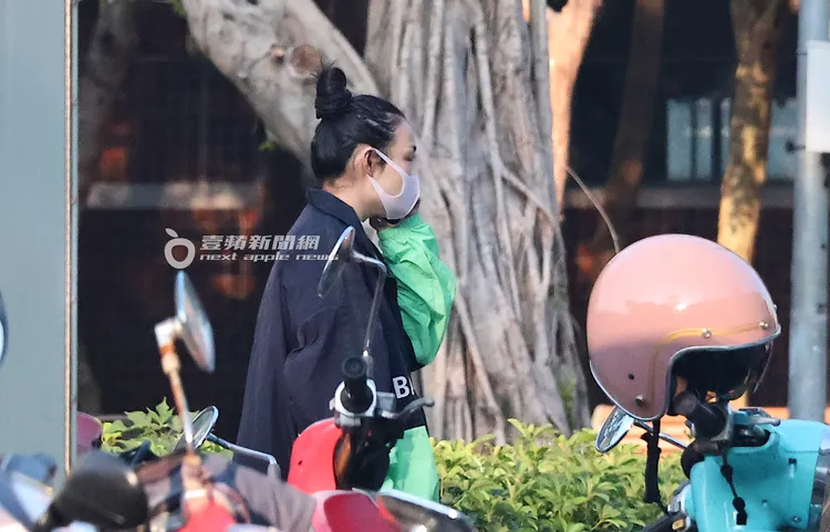 似乎找不到人的徐佳瑩，轉頭離去。特勤中心攝