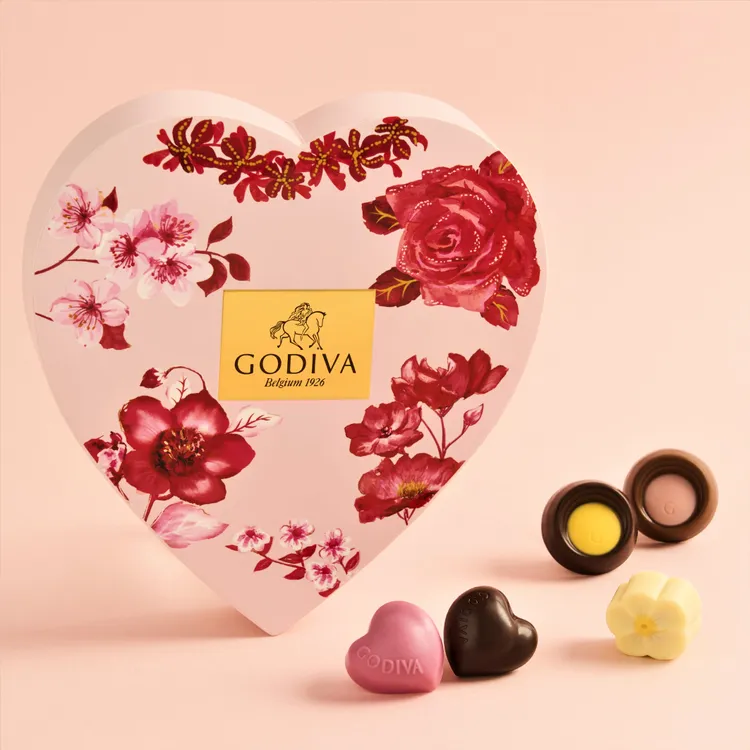 春日限定櫻花形鹽味焦糖白巧克力、心形覆盆莓白巧克力與經典口味搭配帶來煥然一新的春意，春季巧克力心形禮盒11顆裝售價1890元。業者提供