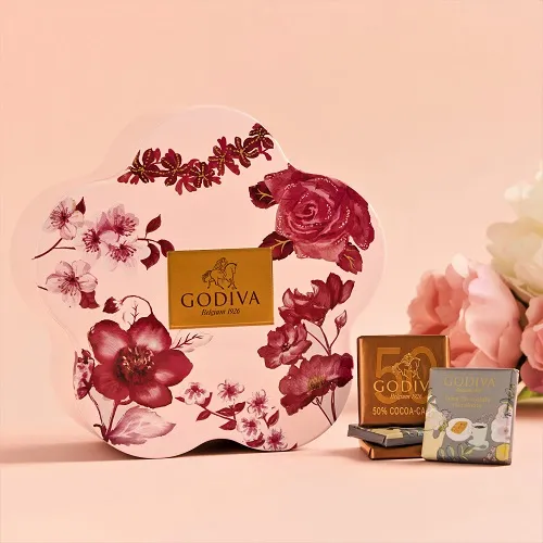 別緻花朵造型鐵盒，迷人的設計成為今年春季最值得收藏的禮盒，內含春季限定片裝榛子黑巧克力，春季片裝巧克力花形鐵盒15片裝售價1090元。業者提供