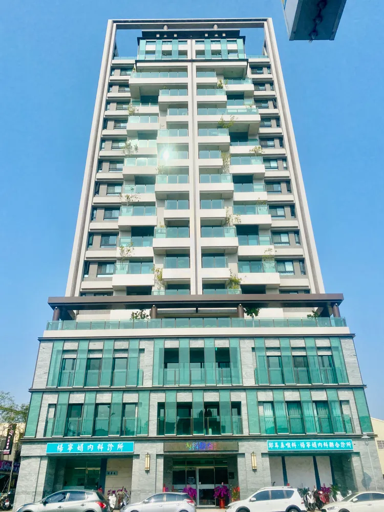 「出雲居」為地下3層、地上15層RC結構的住宅大樓。王志弘攝