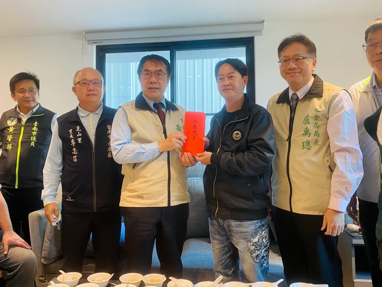 連晃汶(左4)致詞時一度哽咽。王志弘攝