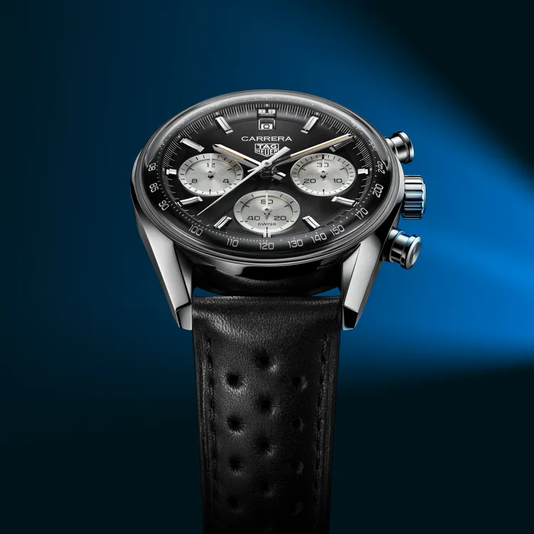 泰格豪雅Carrera Glassbox精鋼計時腕錶，搭載升級版TH20-00自動上鍊計時碼錶機芯，並配置一體成形式的弧形藍寶石水晶錶鏡，21萬2000元。品牌提供