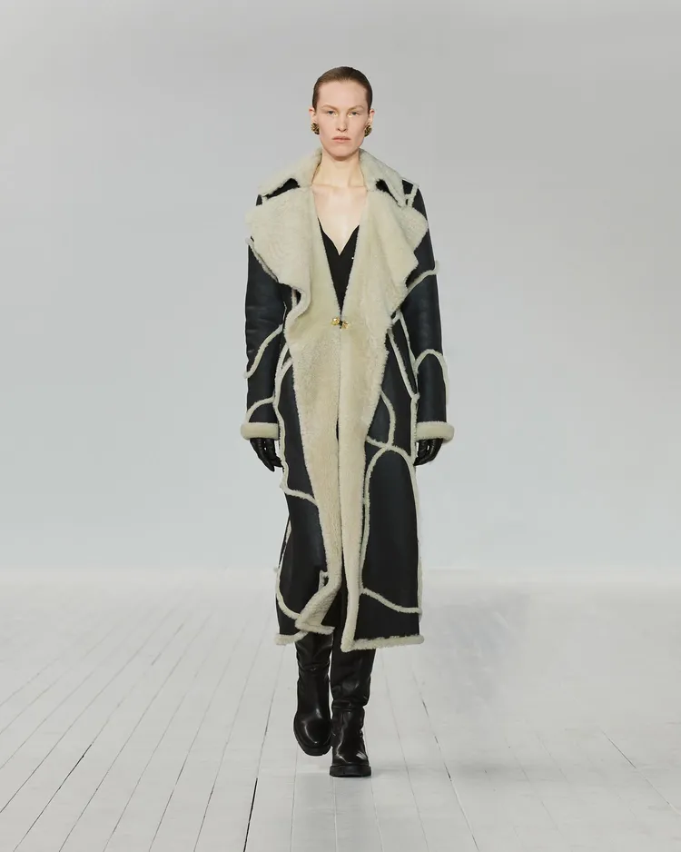 服裝的剪裁結構蘊含了文藝復興時期的風格調性。品牌提供