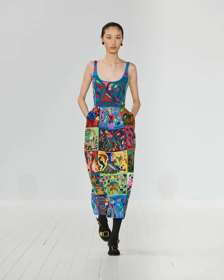 印度孟買的Chanaky a International刺繡工作室的工藝師，巧手將17世紀巴洛克畫家阿特蜜希雅真蒂萊希作品的斑斕圖案，點綴於Chloé秋冬時裝上。品牌提供