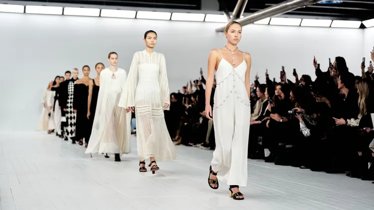 超模凱特摩絲的愛女萊拉摩絲（右）登上Chloé大秀伸展台壓軸走秀。品牌提供