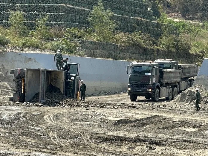 軍方緊急協助車上2人脫困後送醫。8軍團提供